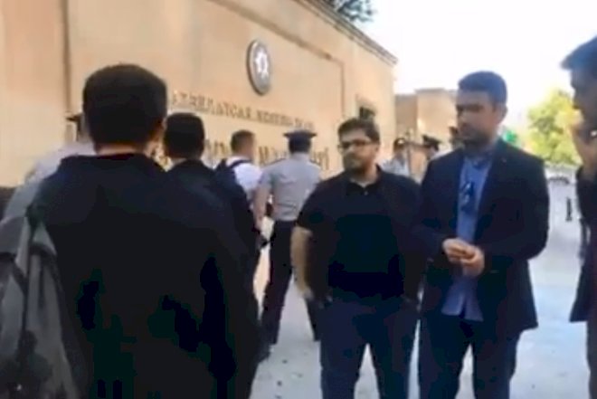    Tələbələr nazirliyin qarşısına toplaşdı - Aksiya   