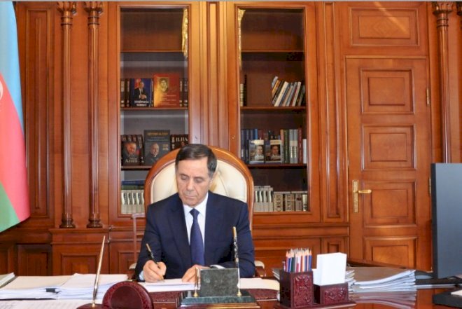    Baş Nazir müəllimləri təbrik etdi   