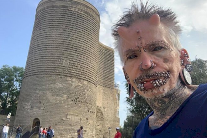    Bakı heç belə turist görməmişdi: Başında buynuz, dodağında 94 pirsinq -   Fotolar