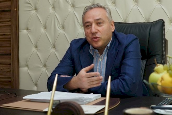    “Bu məmur məhz korrupsiya ilə məşğul olmağa gəlir” –   Deputatdan şok sözlər