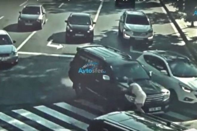    Bakıda qırmızı işıqda yolu keçən qadını maşın vurdu   - Anbaan video