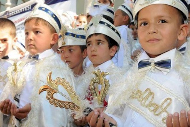    “Bu absurddur, uşaqların sağlamlığı üçün zərərlidir“   - 36 yaşlı kişini sünnət edən cərrah