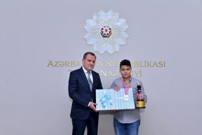    Nazir yeniyetmə çempionu mükafatlandırdı   - Fotolar