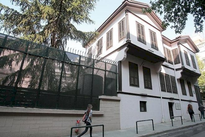    Atatürkün evinə hücum edildi   