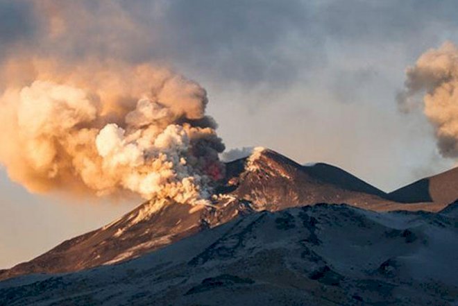     Etna vulkanı püskürdü, uçuşlar ləğv olundu   