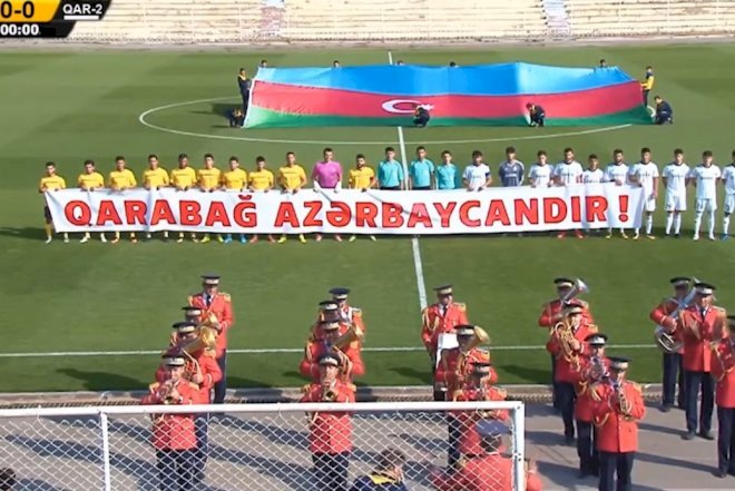    “Kəpəz“ oyuna “Qarabağ Azərbaycandır!” yazılı plakatla çıxdı   - Video
