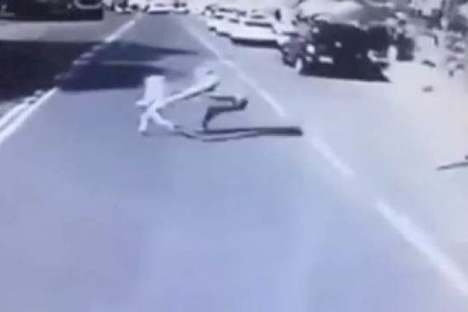    Ata övladını xilas etmək üçün özünü avtobusun altına atdı   - Video