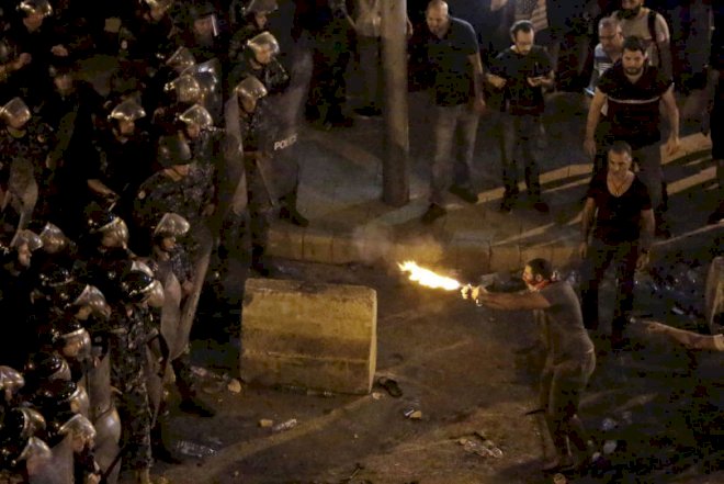    “WhatsApp”a görə başlayan aksiyalar şiddətlənir:  2 nəfər öldü, 52 polis yaralandı   