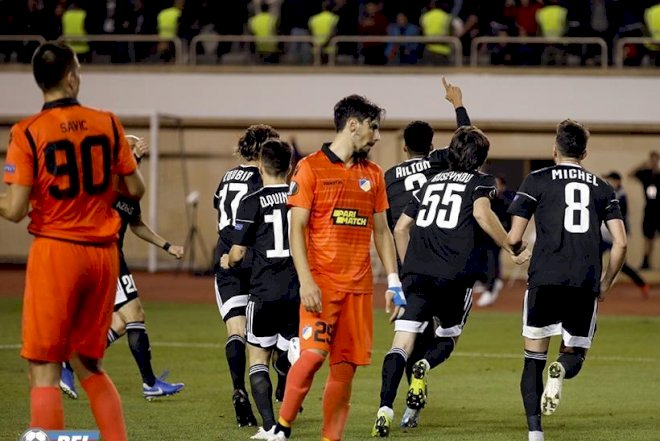    “Qarabağ“ın oyunundan əvvəl insident –   Baş məşqçiyə etiraz etdi, ara qarışdı - Foto