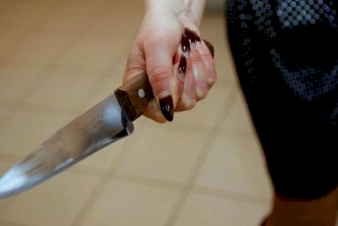    Ana qızını yoldan çıxaran kişini bıçaqladı   