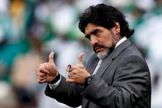    Maradona bunu da etdi – Oyun zamanı stadiona taxt gətirtdi - Foto   