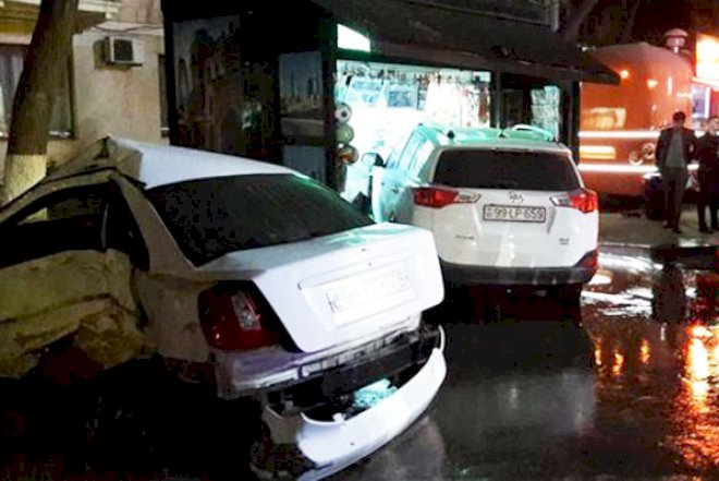    Maşını metro girişindəki köşkə çırpdı - Bakıdakı qəribə qəzanın videosu   
