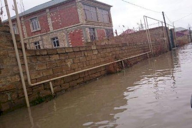    Bakıda həyətləri su basdı, 3 nəfər xilas edildi   