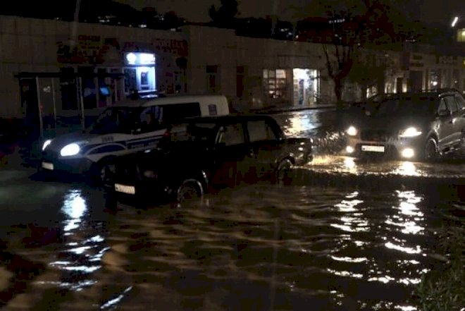    Yağışdan sonra Bakıda maşınlar su altında qaldı –   Video