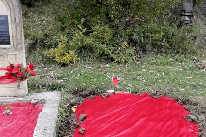    Azərbaycanda görülməmiş eşq: Nişanlı gənclər yanaşı dəfn edildilər - Foto   
