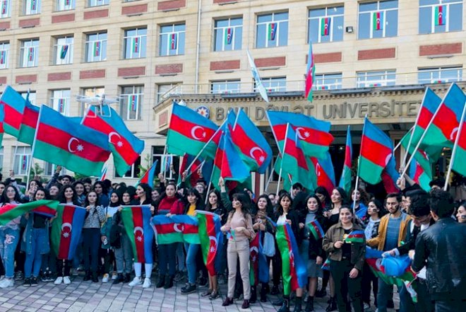    BDU THİK tərəfindən “Üç rəngin kölgəsində!” adlı fləşmob keçirildi - Fotolar   