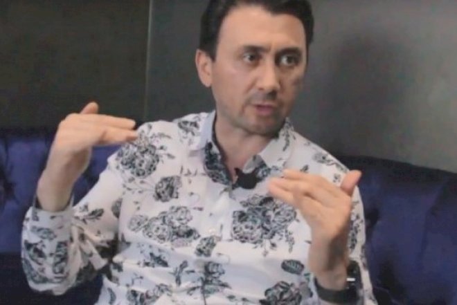    Tanınmış meyxanaçı Rusiyada əlində “Kalaşnikov“ görüntüləndi -   Foto