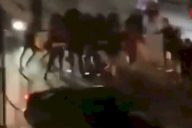    Küçədə soyunan şəxslərin yeni görüntüləri yayılıb: onları döyüblər -   Video