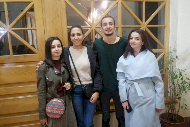    Azərbaycanlı jurnalist ermənilərlə bir arada   
