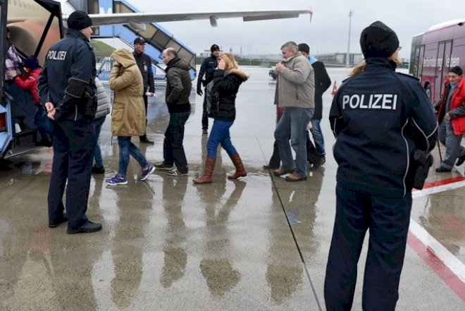    Deport edilən 61 azərbaycanlı Bakıya gəldi -   Rəsmi