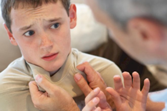    Məktəb işçisi oruc tutan şagirdə yemək yeyənləri izləmək cəzası verdi   