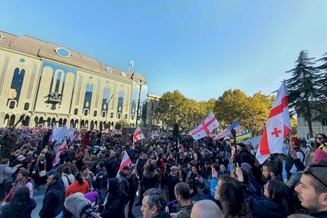    Gürcüstan müxalifəti parlamenti tam bloklayıb - Deputatlar içəri buraxılmır   - Fotolar