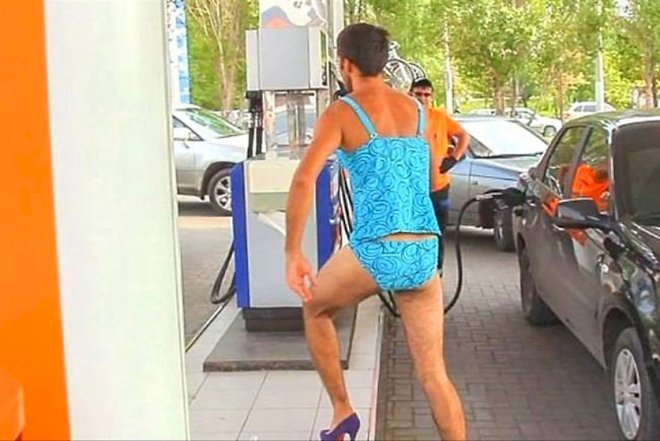    Soyunub gedənlərə pulsuz benzin verdilər, ara qarışdı - Foto   