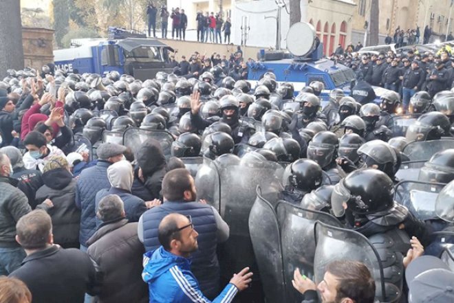    Gürcüstanda polis etirazçılara 30 dəqiqə vaxt verdi   