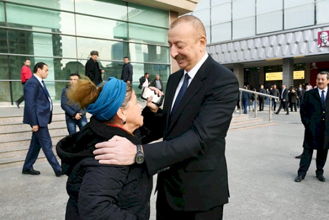    Prezidentə yaxınlaşıb banka olan borcunun silinməsini xahiş etdi   - Video