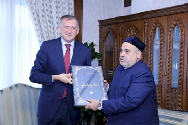    Gürcüstan prezidenti Allahşükür Paşazadəyə nə hədiyyə etdi? - Foto   
