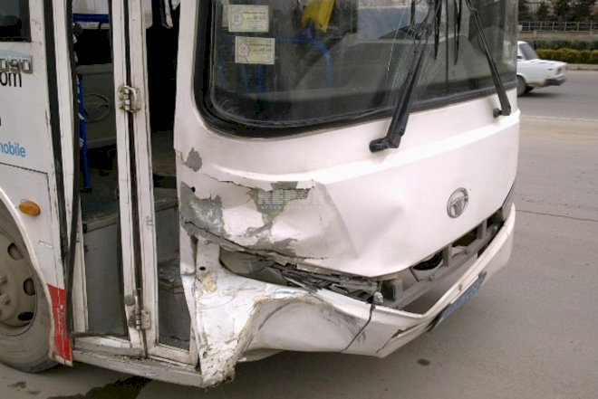    Bakıda sərnişin avtobusu qəzaya düşdü -   Xəsarət alanlar var