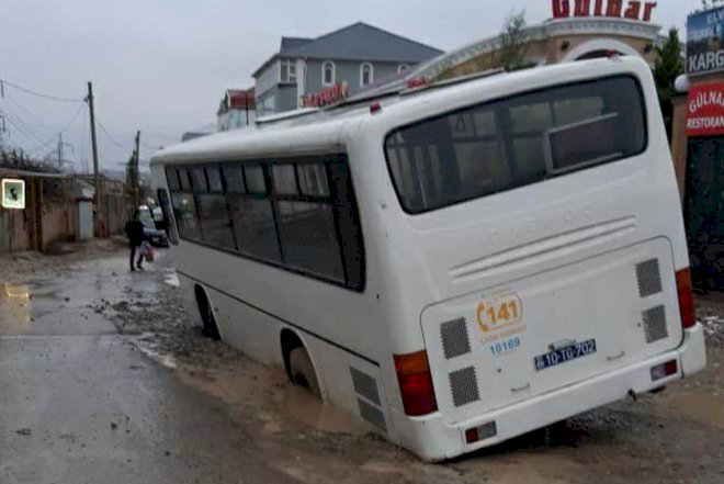    Xırdalanda marşrut avtobusu yeni qazılmış yolda batdı - Foto   