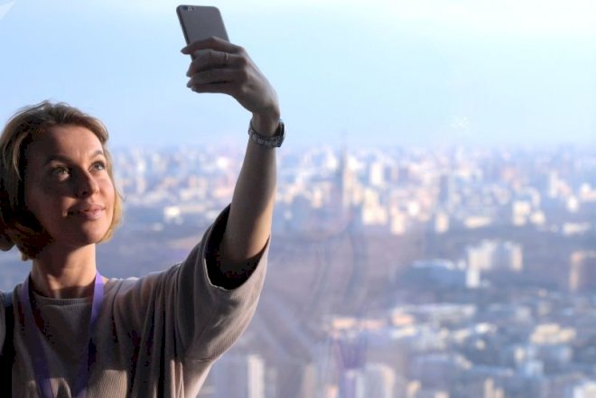    Selfi dəbdən düşdü, indi “Spelfie” vaxtıdır   