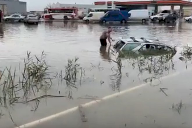    “Sədərək” bazarını sel basdı, avtomobillər su altında qaldı - Video   
