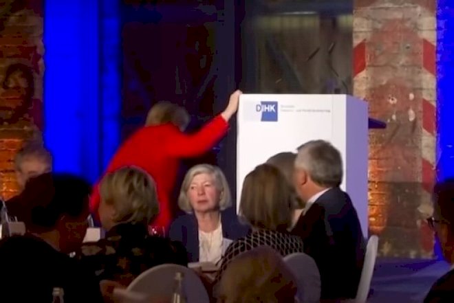    Angela Merkel Berlində çıxış zamanı yıxıldı -   Video