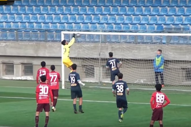    Futbolumuzda qapıçı biabırçılığı – Topu əli ilə qapısına göndərdi - Video   