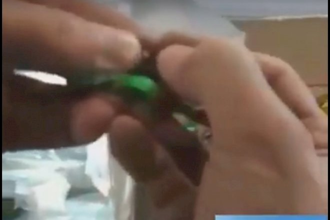    ŞOK! OBA marketdən alınan şokaladın içindən qurd çıxdı, azyaşlı zəhərləndi -   Video