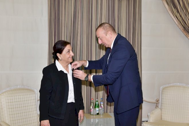   Dövlət başçısı Dilarə Seyidzadəyə “Şərəf” ordenini təqdim etdi - Foto   
