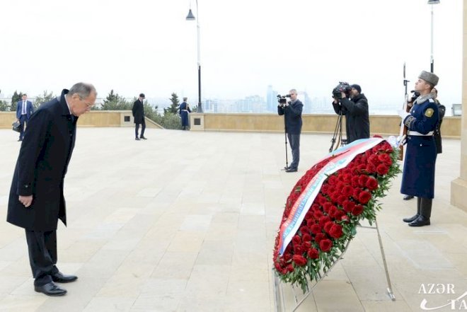    Sergey Lavrov Fəxri xiyabanı və Şəhidlər xiyabanını ziyarət etdi   