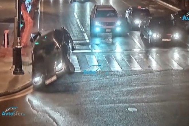    Bakıda tələsən sürücü maşını belə aşırdı -   Video