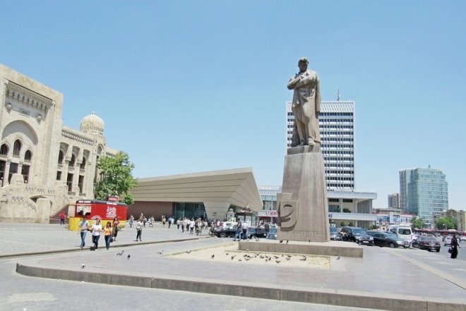    Cəfər Cabbarlı meydanı boşaldılır   