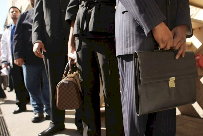    Minlərlə işçi ixtisara düşəcək -   Bank sektorundakı xaosdan necə sağ çıxmaq olar?