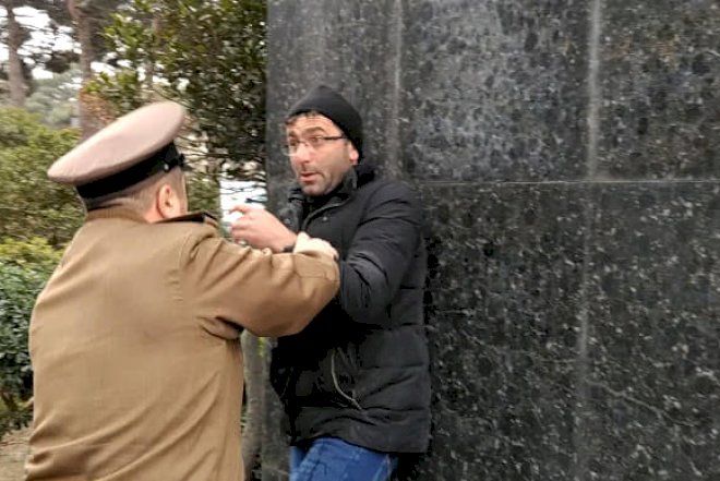    FHN-nin qarşısında intihara cəhd – Vətəndaş özünü yandırmaq istədi   + Foto 