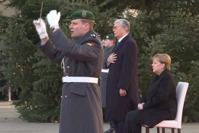    Himn səsləndi, Merkel yenə titrədi - Video   