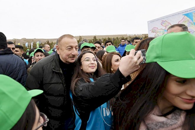    İlham Əliyevlə Mehriban Əliyeva gənclərlə selfi çəkdirdi - Fotolar   
