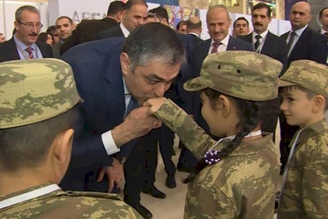    Nazir şəhid övladlarının əllərindən öpdü -   Video
