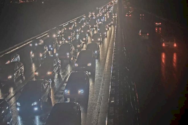    Aeroport yolunda yük maşını aşdı, tıxac yarandı - Fotolar   
