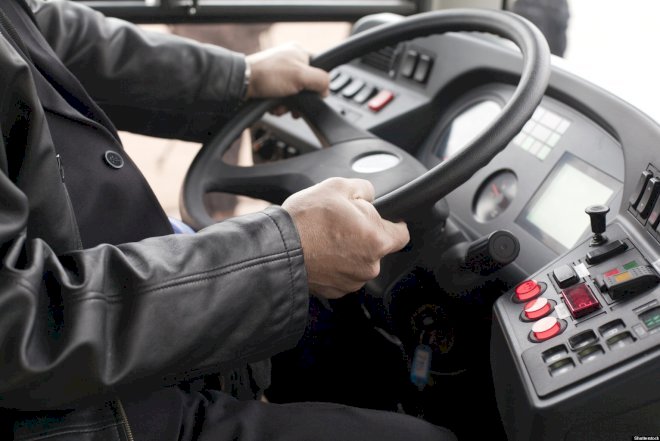    Bakıda avtobusa hücum: sürücünü döydü, şüşələri sındırdı   