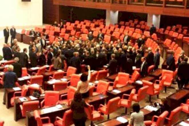    Parlamentdə dava düşdü: Deputatlar bir-birlərini təhqir etdilər - Video   