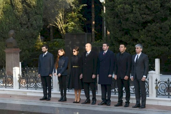    Prezident və xanımı Heydər Əliyevin məzarını ziyarət etdi -   Fotolar + Yenilənib